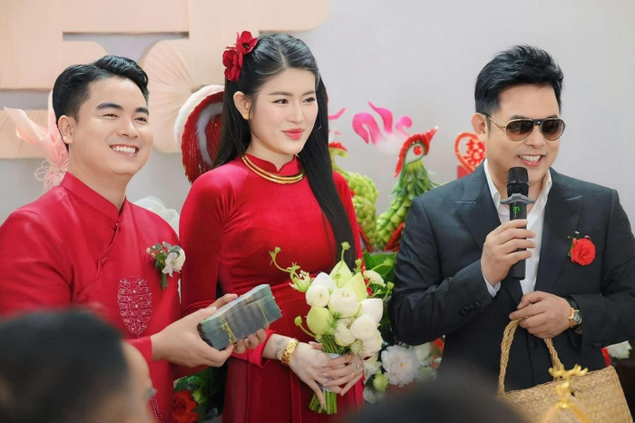 Quang Lê chi nửa tỷ đồng mừng cưới. Ảnh: Kênh 14
