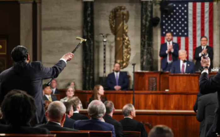 Đảng viên Đảng Dân chủ giơ gậy, hét vào mặt ông Trump Ảnh 2