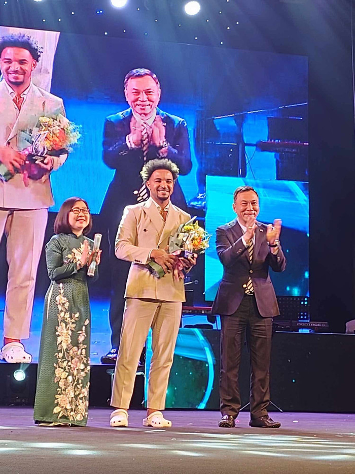 Mặc dù không thể giành giải Quả bóng Vàng Việt Nam 2024, Nguyễn Xuân Son đã nhận được vinh danh tại một giải thưởng khác. Ảnh: Nhật Đoàn