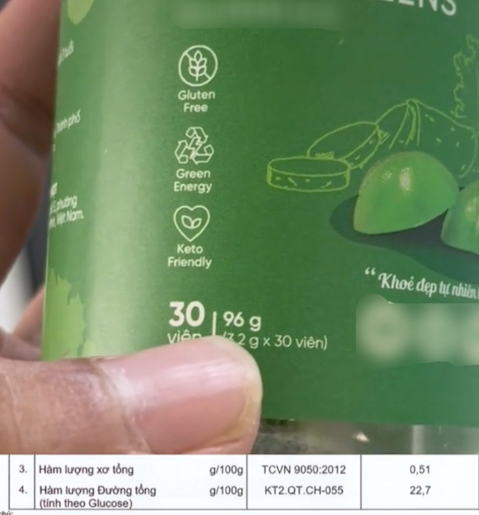 Tiktoker có tên S.T.A.C mang kẹo KERA đi kiểm nghiệm và phát hiện trong 100g kẹo chỉ chứa 0,51g chất xơ tổng.