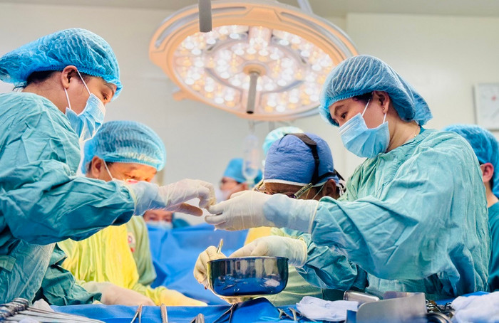 Ê-kíp phẫu thuật lấy tạng từ cơ thể anh C.