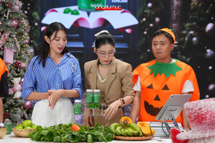 Thùy Tiên và 'chị em rọt' Hằng Du Mục - Quang Linh Vlogs bán kẹo rau trong livestream vào ngày 12/12