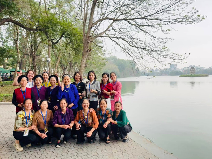 Hoà Minzy đưa các cụ bà đi thăm quan, vui chơi ở thành phố Hà Nội trước giờ biểu diễn. Ảnh: FBNV