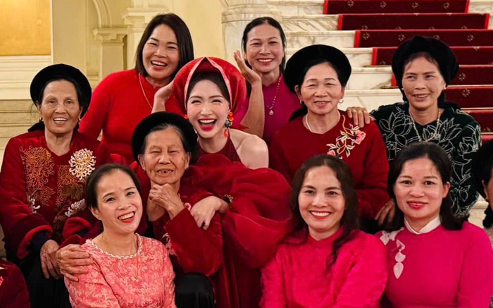 Phía sau khoảnh khắc Hoà Minzy đưa bà con ở quê lên sân khấu Ảnh 2