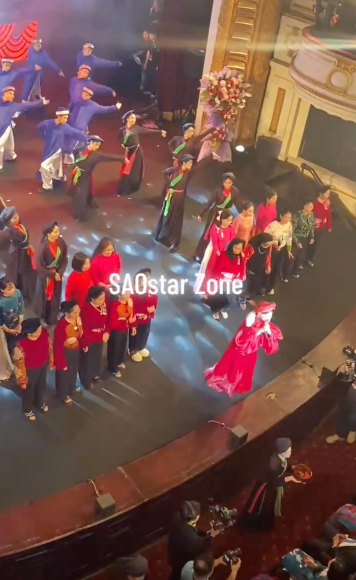 Các cụ bà diện trang phục rực rỡ, xuất hiện trong màn biểu diễn của Hoà Minzy