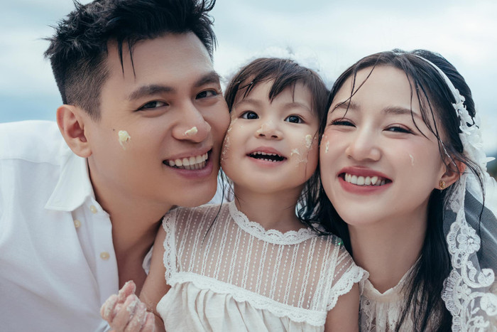 Salim và chồng thiếu gia nở nụ cười rạng rỡ bên cạnh con gái Pamela. Ảnh: FBNV