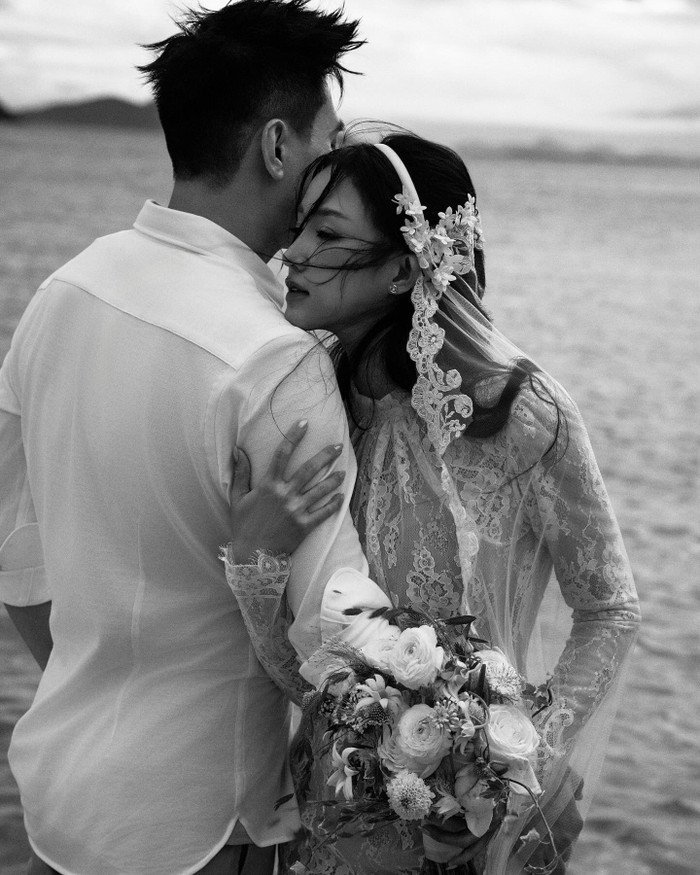 Khoảnh khắc Salim tựa cằm vào vai chồng đã 'đốn tim' nhiều khán giả. Ảnh: FBNV