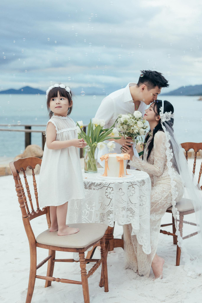 Vợ chồng Salim tạo dáng tình tứ. Ảnh: FBNV