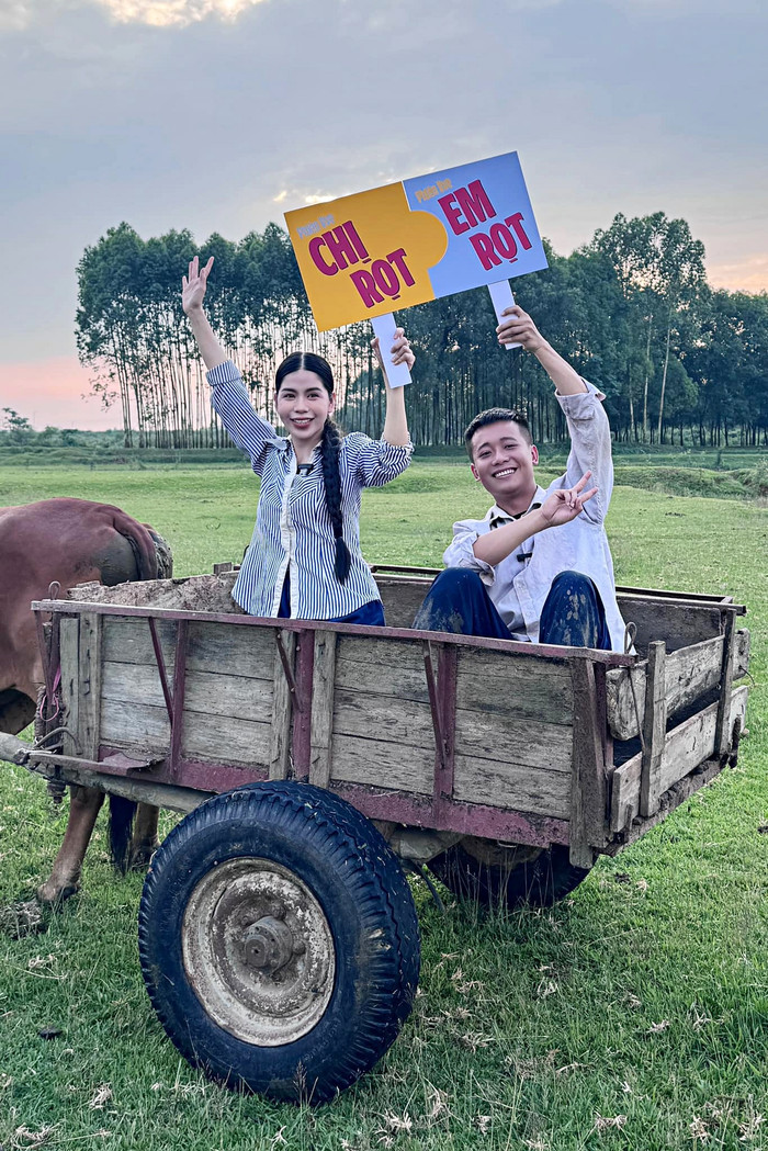 Tương tự, Hằng Du Mục cũng bị chỉ trích khi bị cho rằng quảng cáo 'lố' sản phẩm kẹo rau.