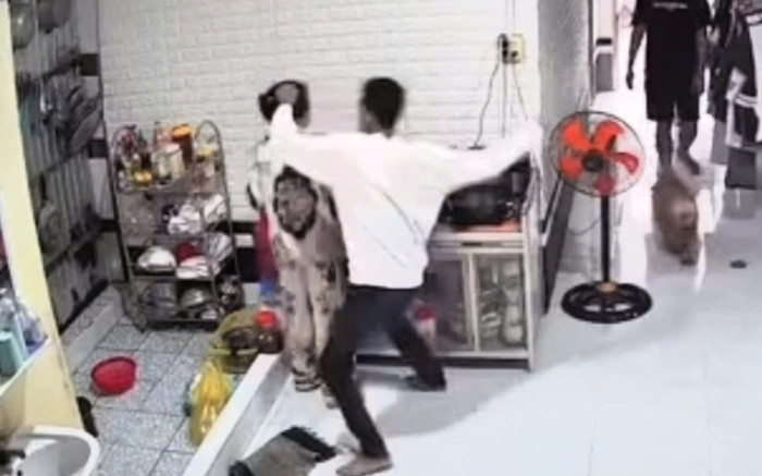 Công an vào cuộc vụ clip vợ bị chồng đánh ngã gục khi đang nấu ăn ở Cà Mau Ảnh 2