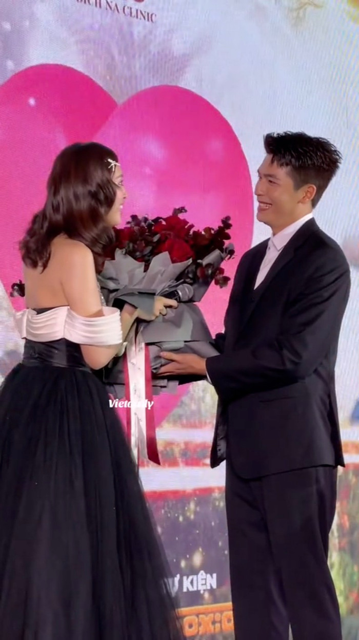 Showbiz 24h: Tiểu Vy tỏ ra bất ngờ trước hành động lãng mạn của Quốc Anh. Ảnh: TikTok vietdailylife