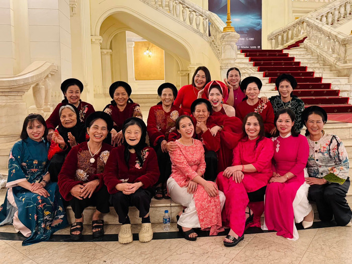 Showbiz 24h: Hoà Minzy đưa các cụ bà lên sân khấu biểu diễn trong một sự kiện ở Hà Nội. Ảnh: FBNV