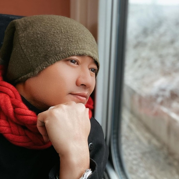 Quý Bình được phong tặng danh hiệu Nghệ sĩ ưu tú đợt 10 vào năm ngoái, nhưng lúc này anh không xuất hiện. Mãi cho đến nay, khán giả mới buồn bã biết thời điểm đó nam diễn viên đang chống chọi với căn bệnh ung thư. Ảnh: Sưu tầm