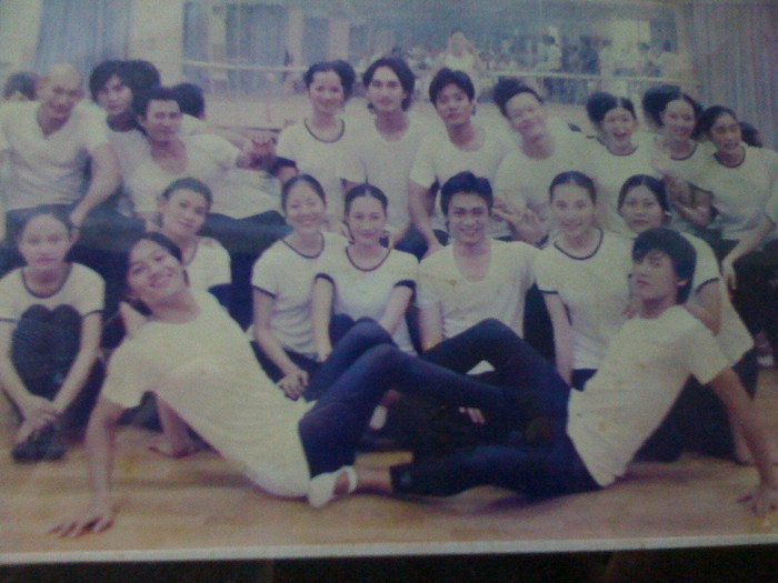 Quý Bình (ngồi hàng dưới cùng, bìa trái ảnh) và Quách Ngọc Tuyên trong bức ảnh chụp chung với các bạn. Ảnh: FBNV