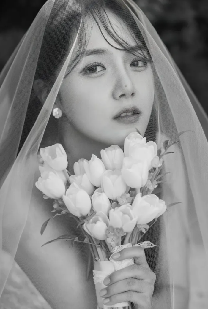 Nữ diễn viên Kang Eun Bi công bố ảnh cưới, nhưng khéo léo lựa chọn che giấu diện mạo của chồng ngoài ngành. Ảnh: Sưu tầm