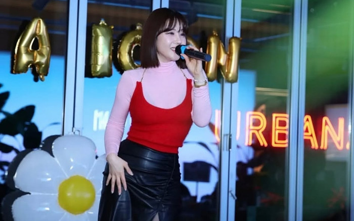 Nữ ca sĩ làm phục vụ quán karaoke, tiếp khách mỗi đêm đến 2h sáng Ảnh 2