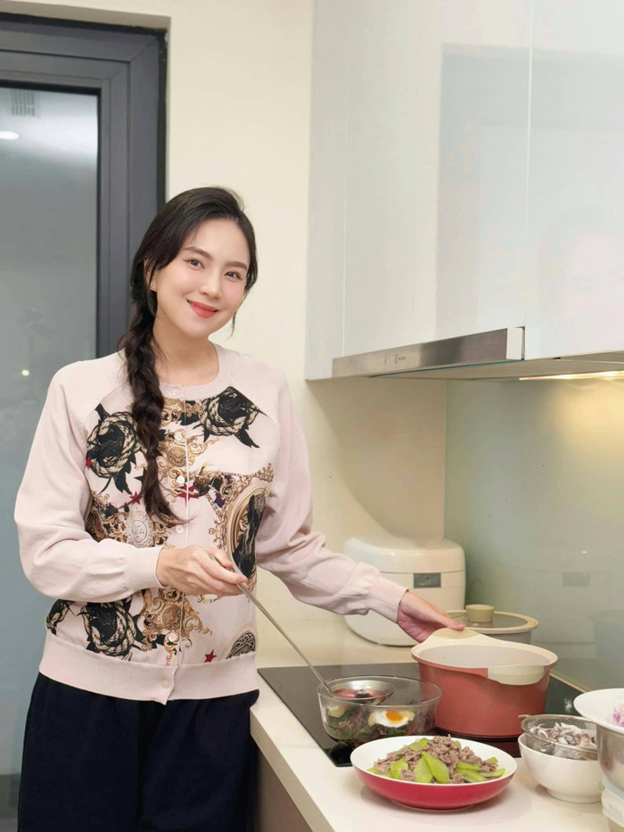 MC Mai Ngọc vui vẻ khoe khả năng nấu ăn. Ảnh: FBNV