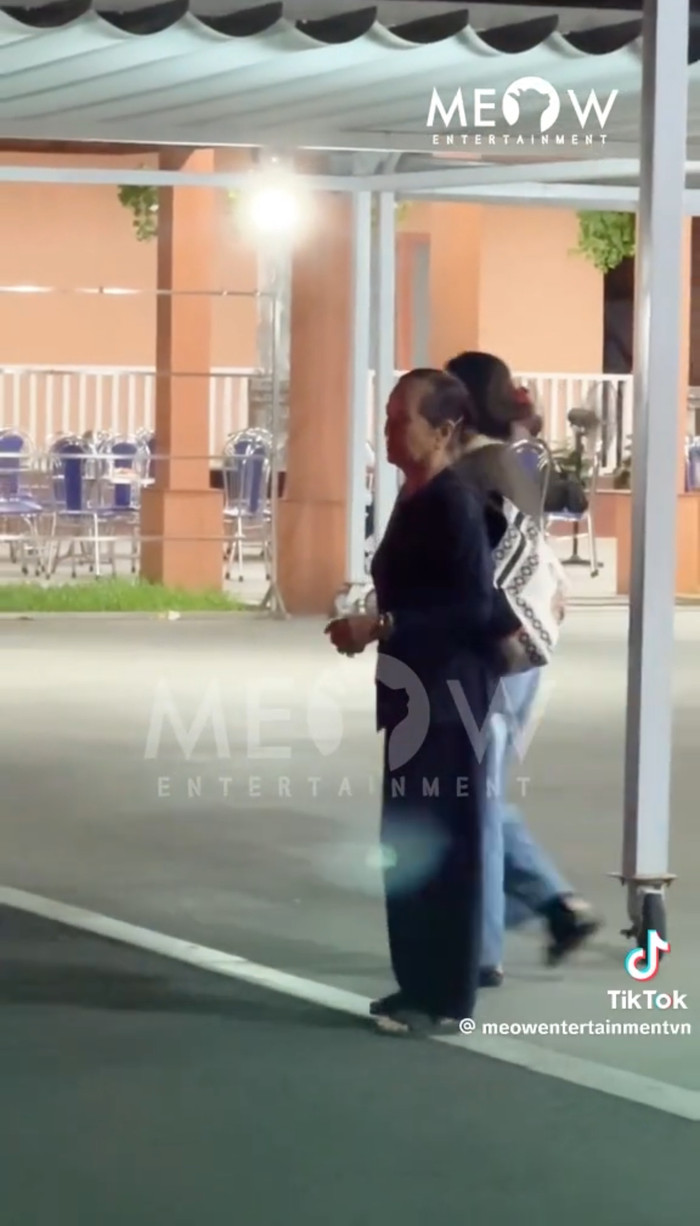 Mẹ diễn viên Quý Bình có mặt ở nhà tang lễ để lo hậu sự cho con trai tối 6/3. (Ảnh chụp màn hình TikTok Meow Entertainment)