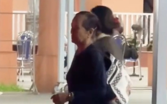 Xót xa hình ảnh mẹ Quý Bình ở lễ tang con trai Ảnh 2