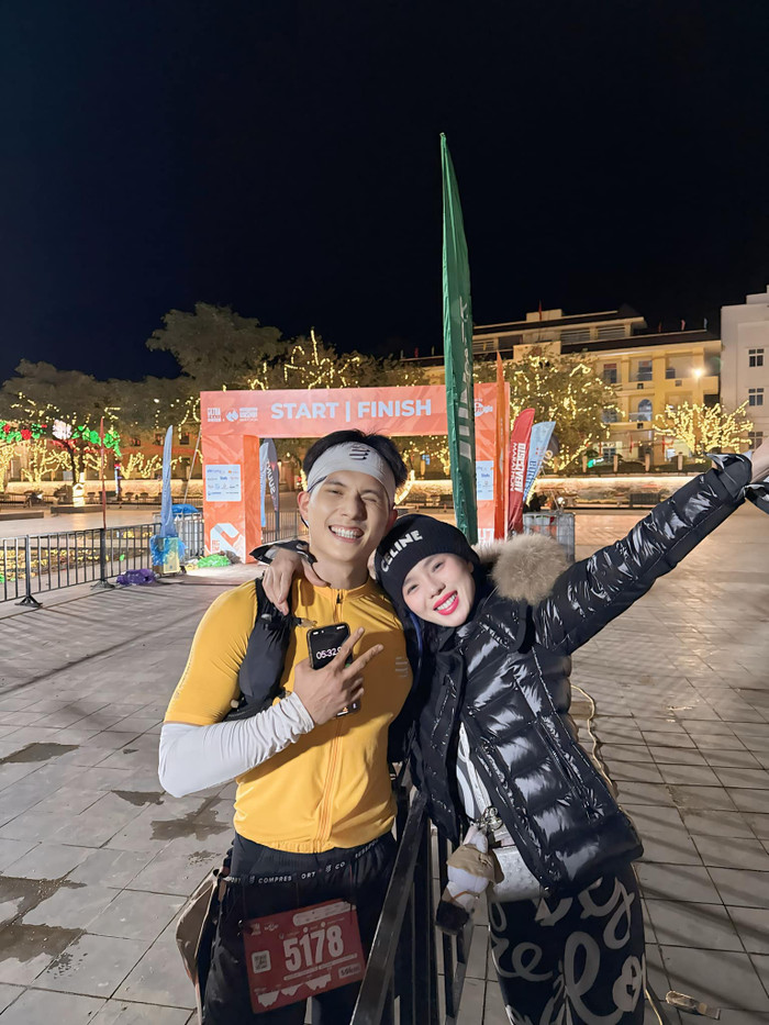 Lệ Quyên cổ vũ, động viên tinh thần Lâm Bảo Châu trong giải chạy vừa qua. (Ảnh: FBNV)