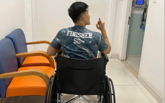 Tình trẻ kém 12 tuổi của Lệ Quyên gặp sự cố phải ngồi xe lăn Ảnh 2