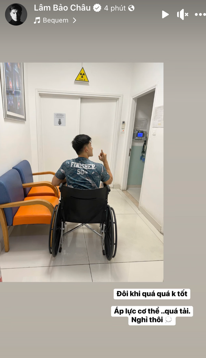 Tình trẻ kém 12 tuổi của Lệ Quyên gặp sự cố phải ngồi xe lăn. (Ảnh: FBNV)