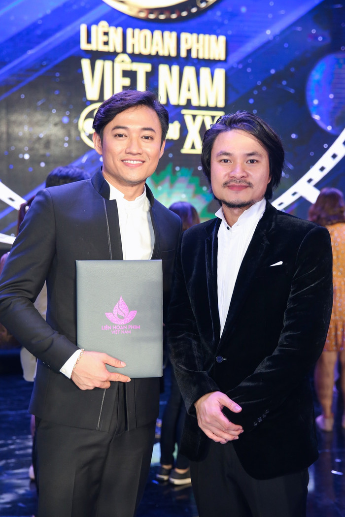 Quý Bình và đạo diễn Hoàng Nhật Nam. (Ảnh FBNV)