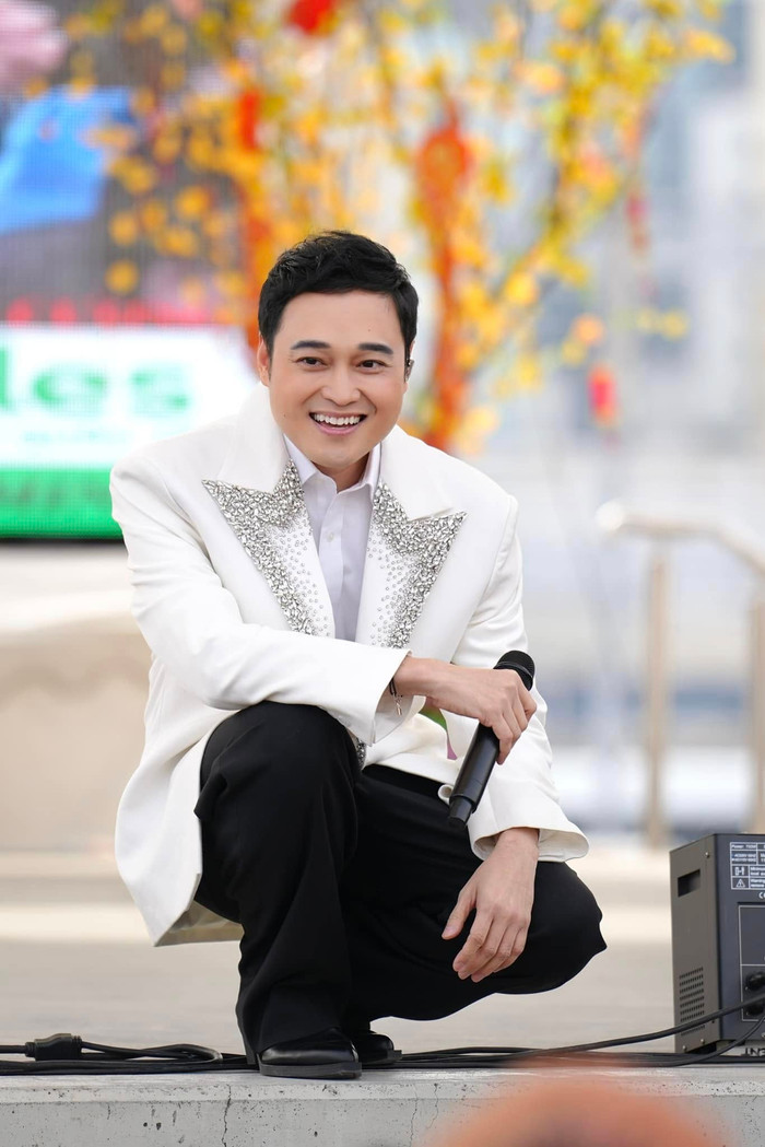 Nam ca sĩ Việt nổi tiếng một thời bị bắt gặp ngồi uống nước bên đường, nhan sắc gây bàn tán Ảnh 4