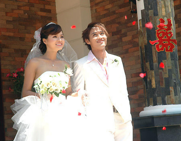 Cả hai đã kết hợp ăn ý trên màn ảnh, thậm chí khiến nhiều khán giả tin rằng 'phim giả tình thật'. Tuy nhiên, Quý Bình và Vũ Thu Phương là đồng nghiệp thân thiết. (Ảnh FBNV)