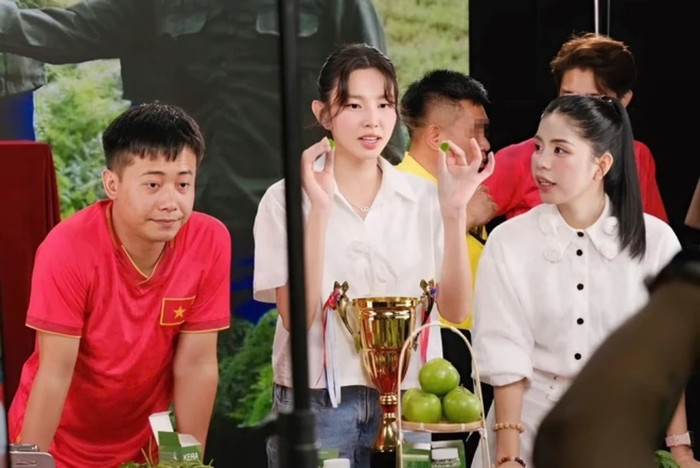 Sản phẩm kẹo rau củ KERA do Quang Linh Vlogs, Hoa hậu Thuỳ Tiên và Hằng Du Mục quảng cáo đang gây phẫn nộ dư luận trong thời gian gần đây.