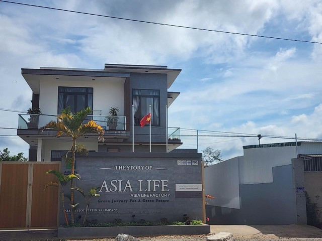 Về sản phẩm kẹo Kera, vị này cho biết là sản xuất theo 'đơn đặt hàng' của Công ty cổ phần Tập đoàn Chị Em Rọt của Hằng Du Mục, Quang Linh.'Các công bố trên sản phẩm đều do công ty đối tác thực hiện, đơn vị chỉ gia công, đóng gói theo yêu cầu. Việc họ quảng cáo, bán sản phẩm như thế nào cũng không phải là trách nhiệm của đơn vị', Tuổi Trẻ Online dẫn lời đại diện công ty. Ảnh: VTC News