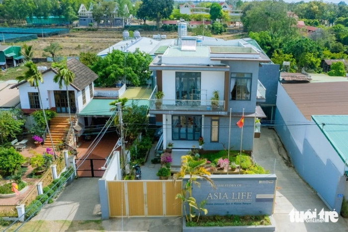 Cục An toàn thực phẩm đã có công văn đề nghị Sở An toàn thực phẩm TP.HCM khẩn trương kiểm tra hoạt động của Công ty Cổ phần Tập đoàn Chị em rọt về điều kiện sản xuất, công bố, quảng cáo của sản phẩm viên kẹo rau củ Kera và xử lý nghiêm các vi phạm (nếu có) theo đúng quy định, sau đó công bố kết quả kiểm tra trên các phương tiện thông tin. Đồng thời, Cục An toàn thực phẩm yêu cầu Sở Y tế tỉnh Đắk Lắk khẩn trương chỉ đạo kiểm tra Công ty CP Asia Life nhằm đảm bảo thực hiện đầy đủ trách nhiệm quản lý nhà nước về an toàn thực phẩm đối với cơ sở sản xuất nằm trên địa bàn. Ảnh: Tuổi Trẻ Online