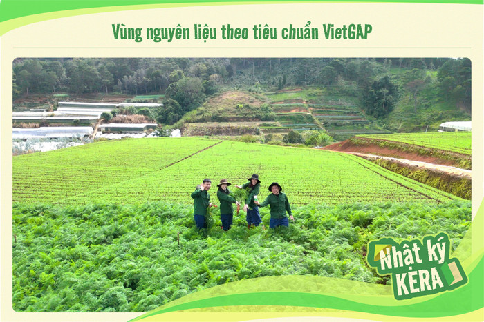 Hình ảnh đi thăm vườn rau được chia sẻ trên fanpage Kera. 