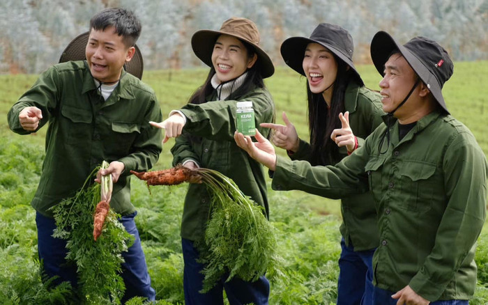 Loạt ảnh Thùy Tiên cùng Chị em Rọt trải nghiệm vườn rau củ xanh mướt gây xôn xao Ảnh 2