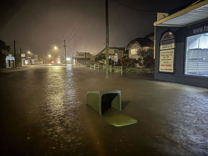 Bão Alfred đổ bộ: Hơn 200 nghìn hộ dân mất điện, tài xế bị cuốn trôi Ảnh 1