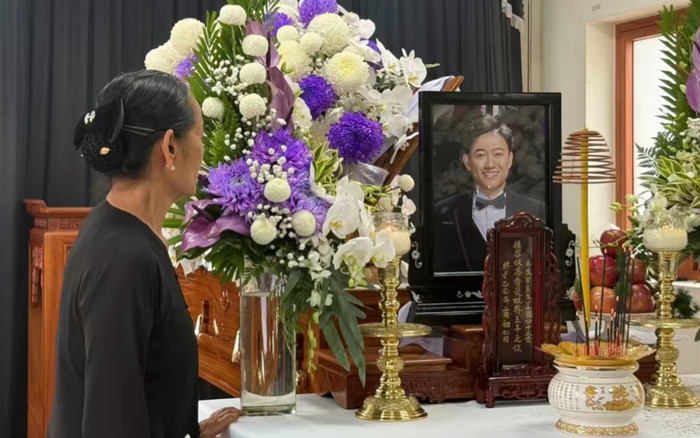 Quặn lòng khoảnh khắc mẹ Quý Bình nhìn di ảnh con trai trong tang lễ Ảnh 2