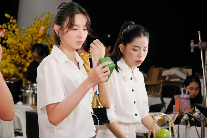 Hình ảnh Thùy Tiên và Hằng Du Mục quảng cáo kẹo rau củ trong một phiên livestream. Ảnh: Sưu tầm