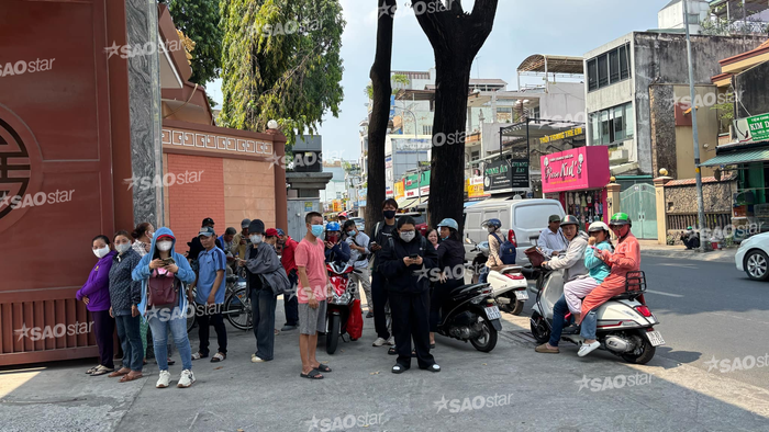 Nhiều khán giả đang chờ đợi trước cổng Nhà tang lễ để vào viếng Quý Bình.  (Ảnh: Team Giải Trí) 