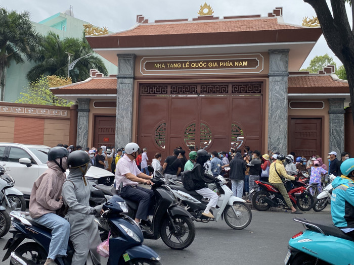 YouTuber, khán giả tập trung đông đúc trước cổng nhà tang lễ trước giờ truy điệu và động quan diễn viên Quý Bình.