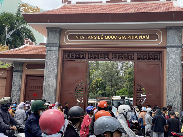 Chỉ người thân, bạn bè và người có phận sự mới được vào bên trong khu vực diễn ra lễ tang.