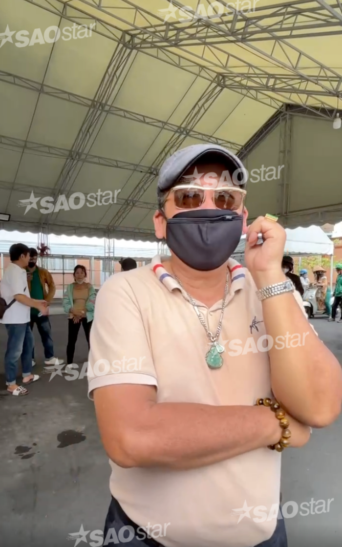 Theo lời hàng xóm của Quý Bình, nam diễn viên luôn thể hiện sự giản dị, mộc mạc mỗi khi về nhà.