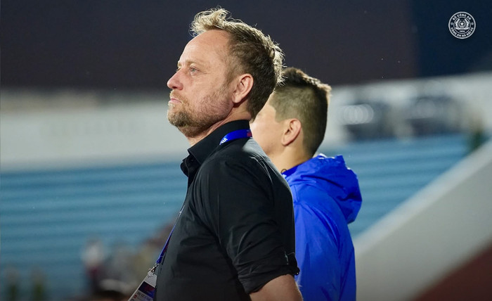 Một năm trước, trận thua Nam Định đã trở thành khởi đầu khiến Kiatisuk rời V.League. HLV Polking liệu sẽ ra sao? Ảnh: CLB CAHN