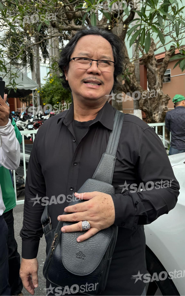 NS Công Hậu tại tang lễ Quý Bình. 