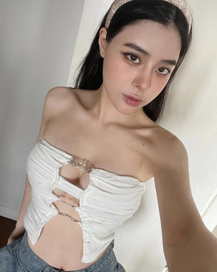 Một số mẫu áo quây của bạn gái Vũ Văn Thanh còn mang form dáng dài đến tận hông. Tuy nhiên, nó lại được tạo điểm nhấn bằng đường cắt xẻ táo bạo ở ngực nhằm tăng thêm độ quyến rũ. Bạn gái Vũ Văn Thanh thường kết hợp những thiết kế này với chân váy xòe hoặc quần jean. (Ảnh: FBNV)