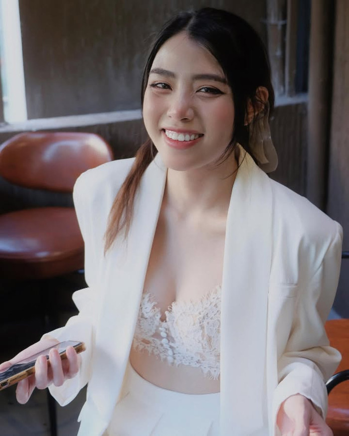 Trong một lần xuống phố dạo chơi, bạn gái Vũ Văn Thanh còn nhận được nhiều lời khen ngợi nhờ màn phối đồ 'mát tay'. Cô biến set đồ thanh lịch gồm chân váy, áo blazer trở nên mới lạ và nóng bỏng hơn hẳn khi kết hợp cùng nội y ren ở bên trong. (Ảnh: FBNV)