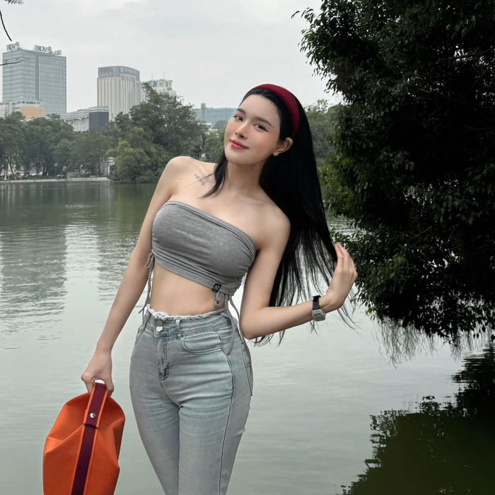 Chiếc áo ống bó sát vào cơ thể còn được bạn gái Vũ Văn Thanh kết hợp cùng quần jean. Bản phối thời trang này là sự hòa trộn giữa 'hơi thở' gợi cảm và sự năng động, trẻ trung. (Ảnh: FBNV)