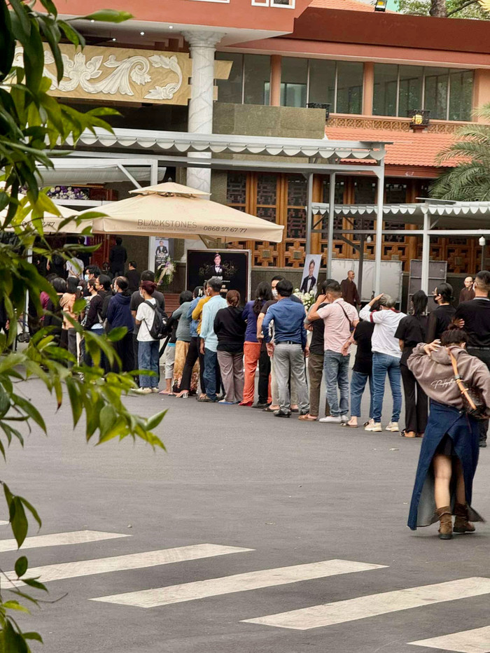 Nhiều khán giả vẫn xếp hàng, lặng lẽ chờ đến lượt vào tiễn biệt nam nghệ sĩ.