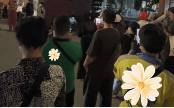 Cảnh tượng hỗn loạn, gây bức xúc bên trong đám tang Quý Bình Ảnh 1