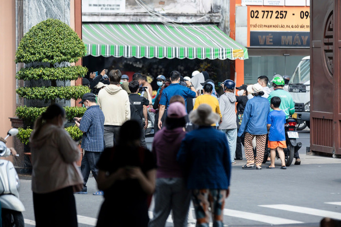 Nhóm người tụ tập livestream, làm phiền các nghệ sĩ đến viếng gây bức xúc.