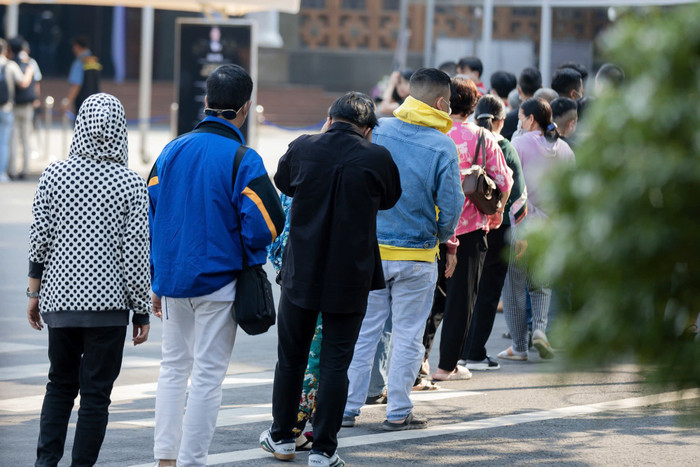 Cảnh tượng hỗn loạn, gây bức xúc bên trong đám tang Quý Bình Ảnh 3